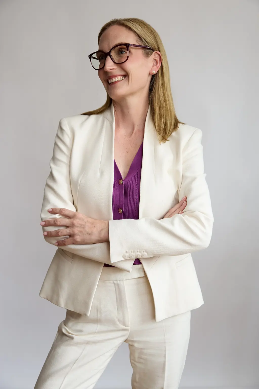 Prof. Dr. med. Anke Lührs mit Brille im hellen Blazer, lächelnd