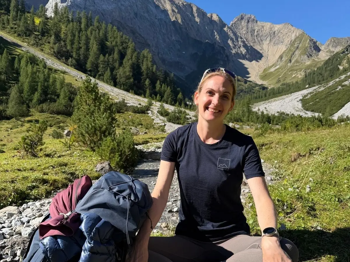 Anke Lührs beim Wandern in den Bergen