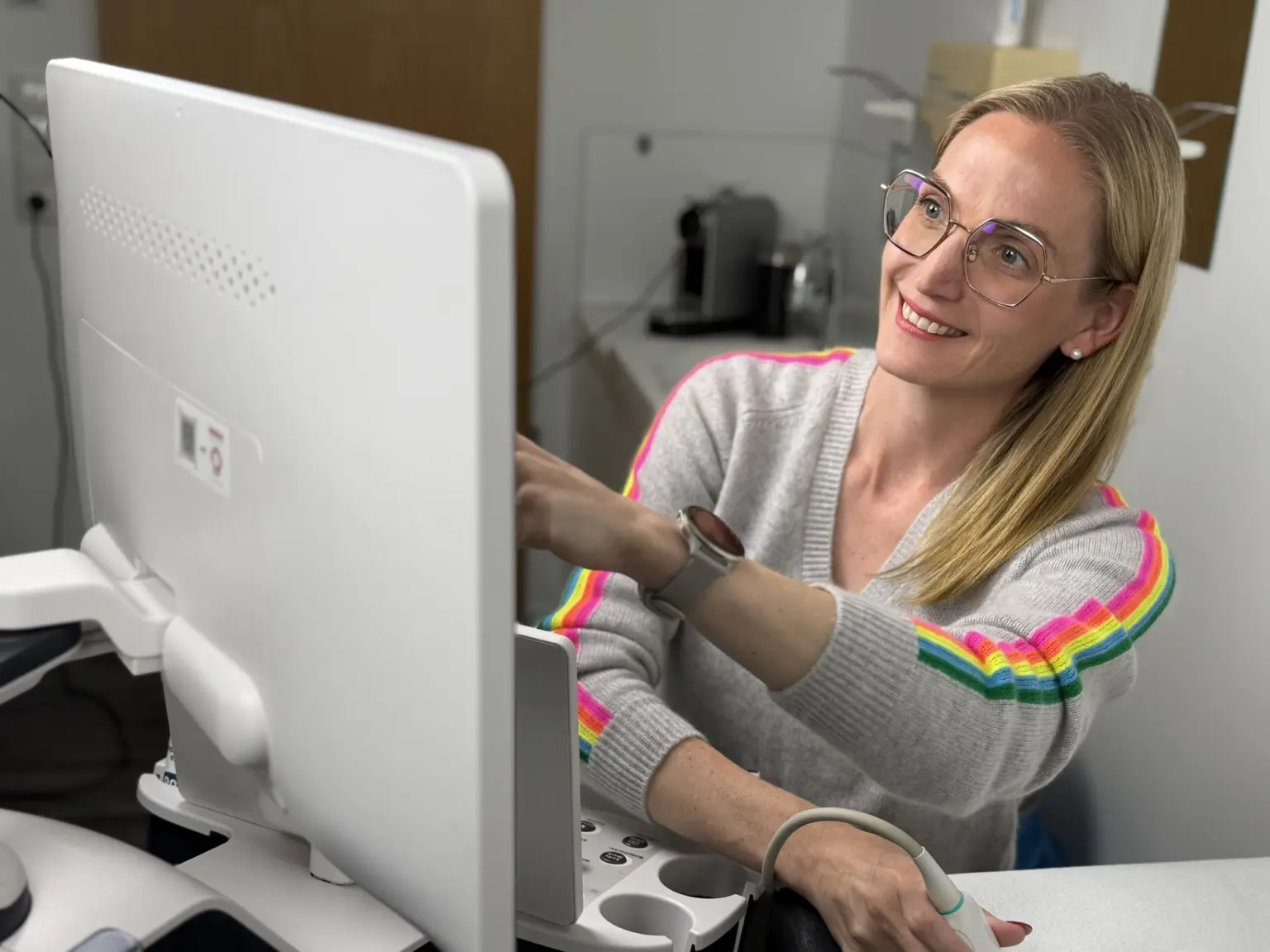 Prof. Dr. med. Anke Lührs lächelnd am Ultraschallgerät in der Praxis